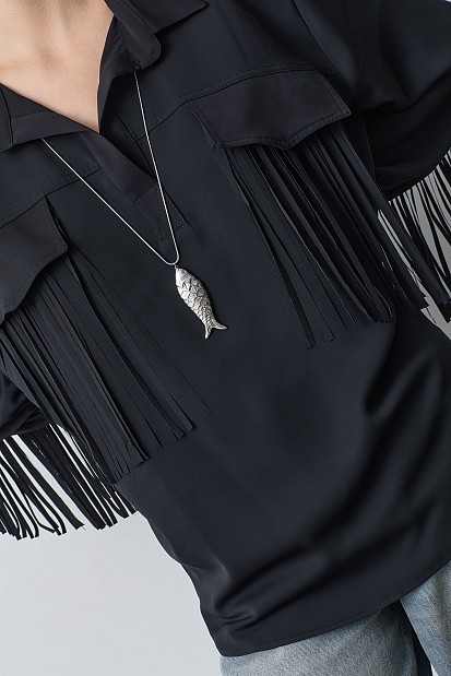 Fish-shapped hanging necklace