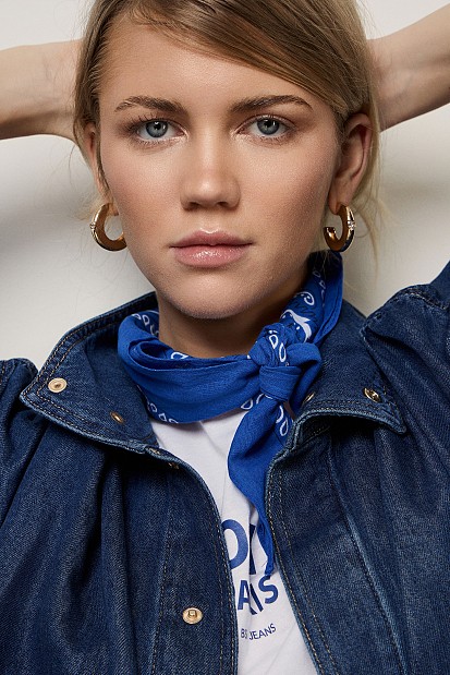 Hoops with heart-shape rhinestone