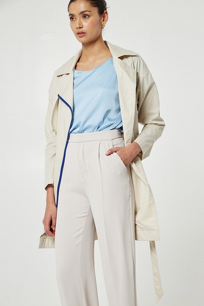 Trench with asymmetric zip