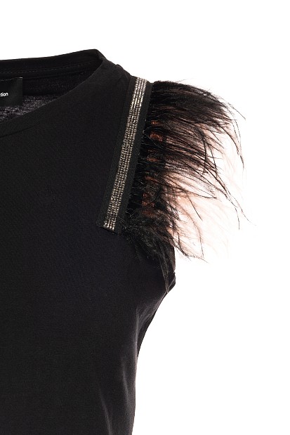 Sleeveless blouse with feathers
