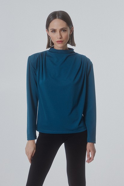 Blouse with loose neck and pleats