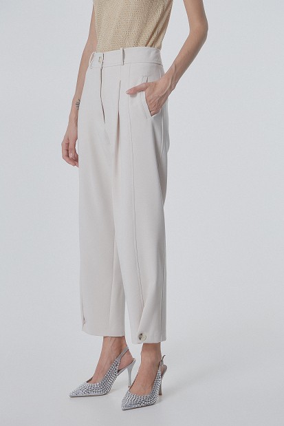 Highwaisted trousers with pleated deisgn
