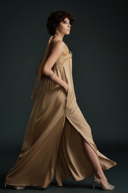 Maxi satin dress with feathers - Gold Label