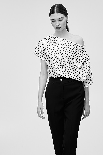 One-shoulder spotted blouse