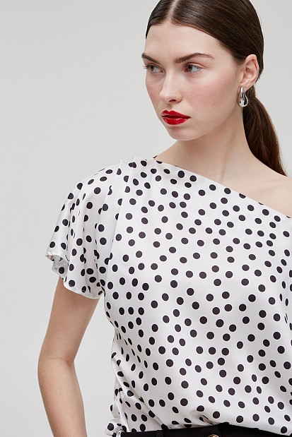 One-shoulder spotted blouse