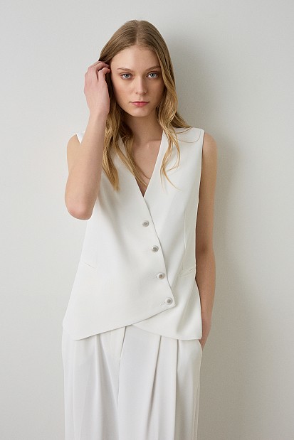 Vest with twisted closure