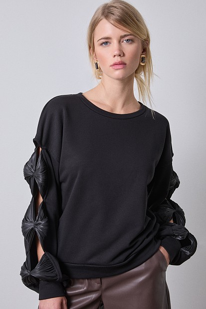 Blouse with bows on the sleeves