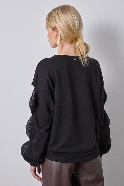 Blouse with bows on the sleeves