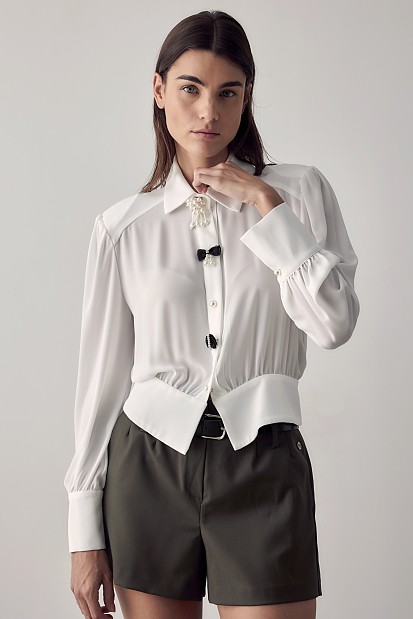 Blouse with long sleeves and pins