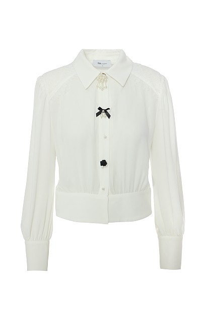 Blouse with long sleeves and pins