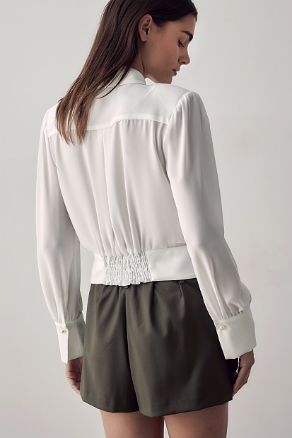 Blouse with long sleeves and pins