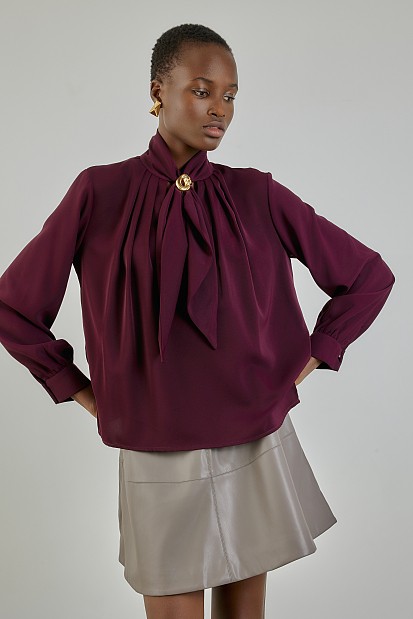 Blouse with long sleeves and jewelry