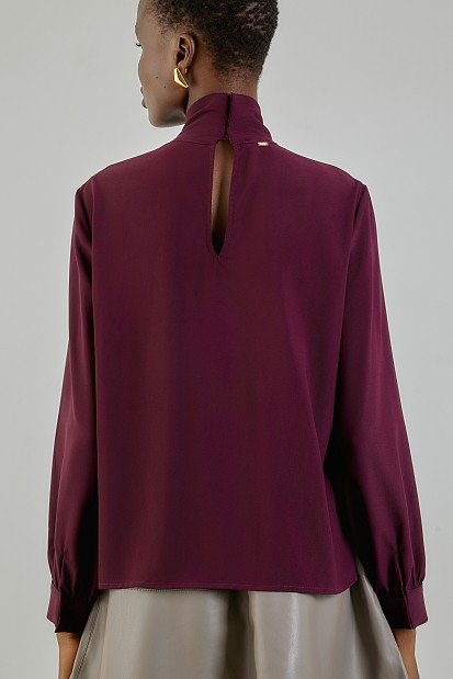 Blouse with long sleeves and jewelry