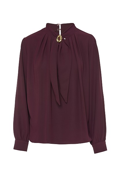 Blouse with long sleeves and jewelry