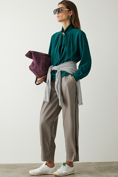 Blouse with long sleeves and jewelry