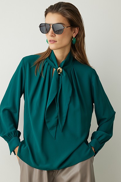 Blouse with long sleeves and jewelry