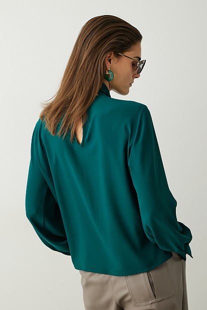 Blouse with long sleeves and jewelry