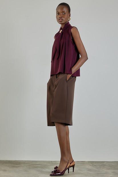 Sleeveless blouse with jewelry