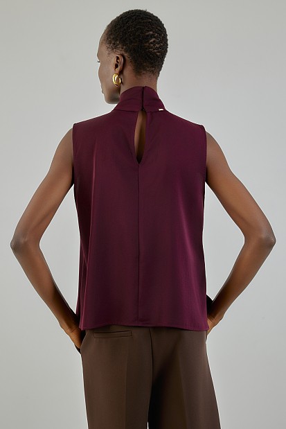 Sleeveless blouse with jewelry
