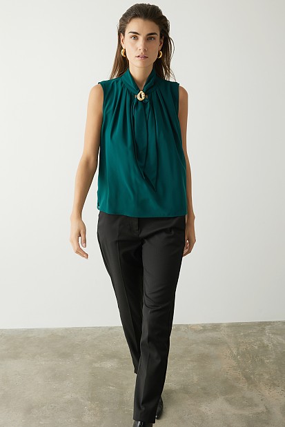 Sleeveless blouse with jewelry