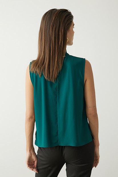 Sleeveless blouse with jewelry