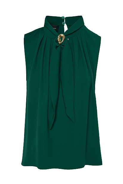 Sleeveless blouse with jewelry