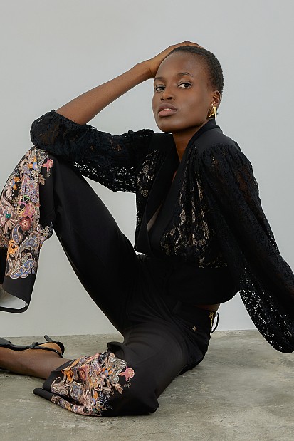 Tailored-waist long sleeves blouse with lace