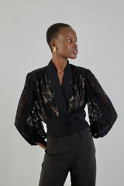 Tailored-waist long sleeves blouse with lace