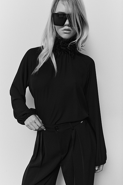 Long sleeves blouse with feathers