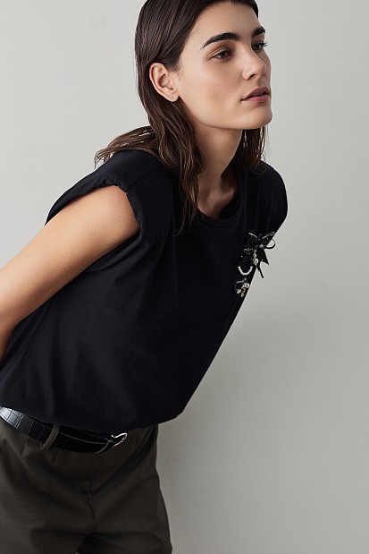 Sleeveless blouse with applique bow