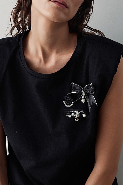 Sleeveless blouse with applique bow