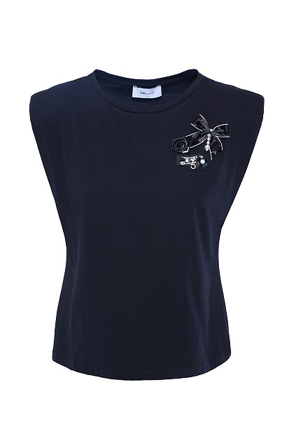 Sleeveless blouse with applique bow