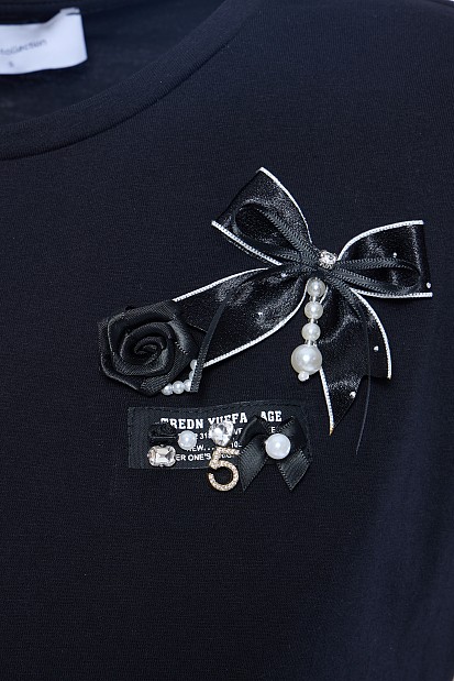 Sleeveless blouse with applique bow