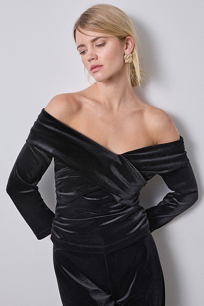 Velvet off-shoulders blouse