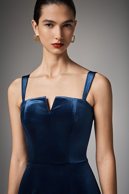 Кадифена рокля с презрамки