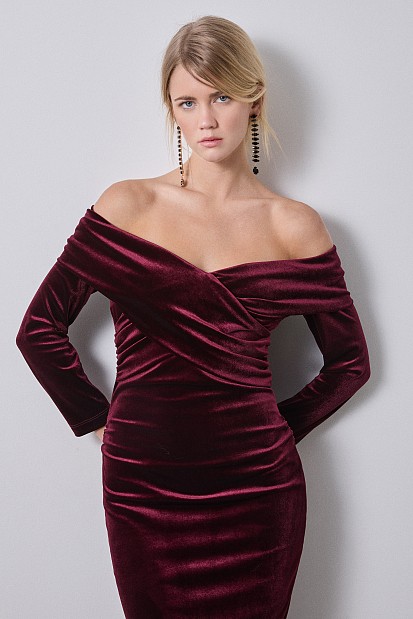 Rochie midi cu umerii goi și aspect catifelat