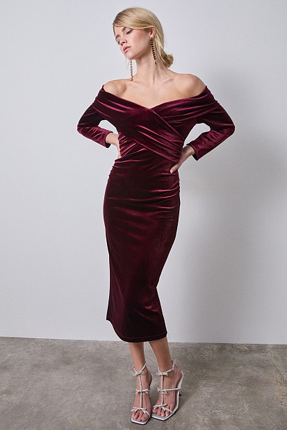 Off-shoulders midi velvet dress