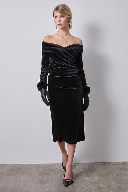 Rochie midi cu umerii goi și aspect catifelat