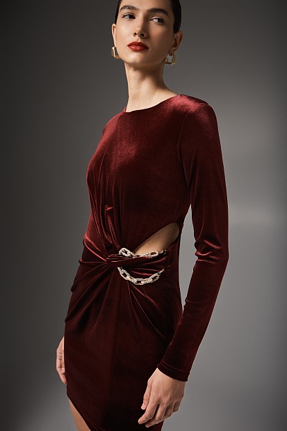 Rochie scurtă cu aspect catifelat și decupaj