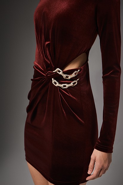 Rochie scurtă cu aspect catifelat și decupaj