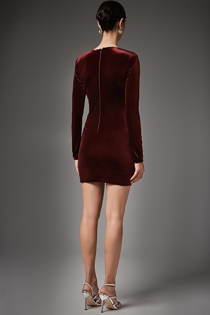 Rochie scurtă cu aspect catifelat și decupaj