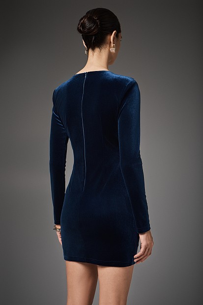 Rochie scurtă cu aspect catifelat și decupaj