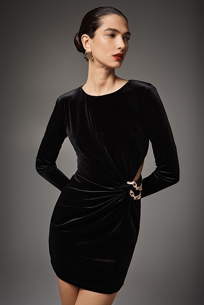 Rochie scurtă cu aspect catifelat și decupaj