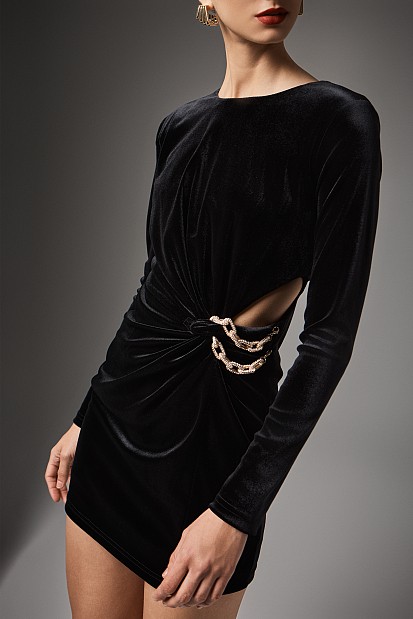 Rochie scurtă cu aspect catifelat și decupaj