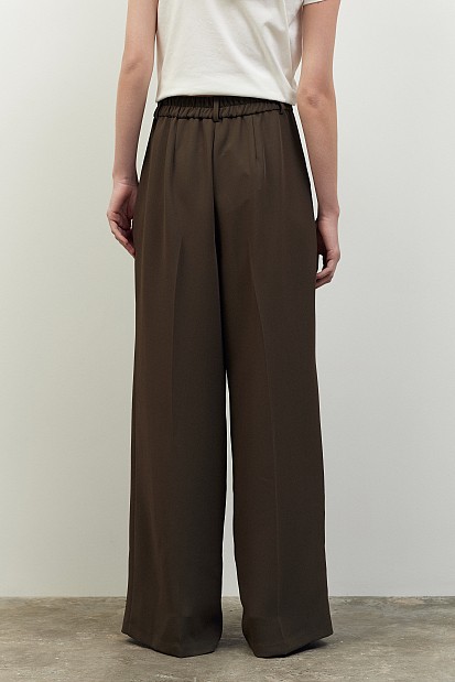 Pants with pleats and elasticated waist
