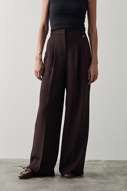 Pants with pleats and elasticated waist
