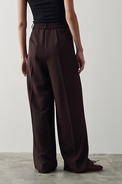Pants with pleats and elasticated waist