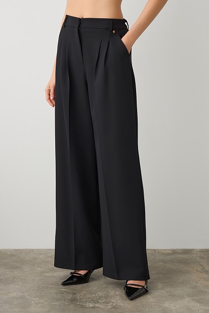Pants with pleats and elasticated waist