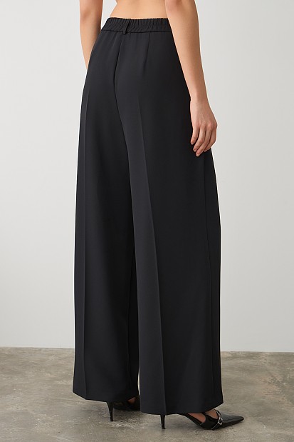 Pants with pleats and elasticated waist