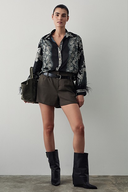 Printed shirt with feathers